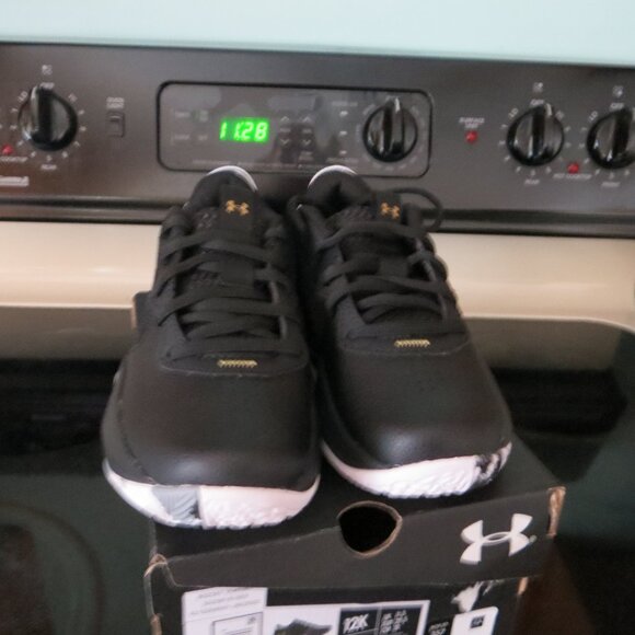 Boy's Under Armour Sneakers - Picture 3 of 5